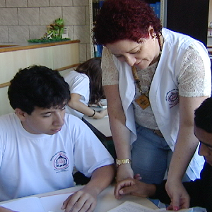 imagem professora e aluno da escola