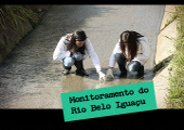 foto alunos coletando amostras rio belo iguau