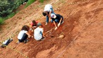 Fotografia que mostra os alunos, de Umuarama, trabalhando no stio arqueolgico montado para implementao do projeto.<br /><br /> <strong>Fonte:</strong> Elizety Kumagai