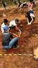Fotografia que mostra os alunos, de Umuarama, trabalhando no stio arqueolgico montado para implementao do projeto.<br /><br />  <strong>Fonte:</strong> Elizety Kumagai